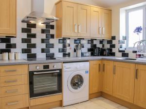 a kitchen with a washer and a dishwasher at The Boundary Annex in Bishops Castle