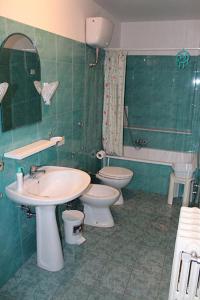 ストリにあるOasi di Paceの緑豊かなバスルーム(洗面台、トイレ付)