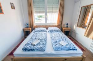 Letto o letti in una camera di Balaton Vendégház Fonyód