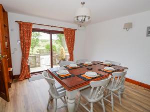 jadalnia z drewnianym stołem i krzesłami w obiekcie Green Hills Lodge w mieście Ulverston
