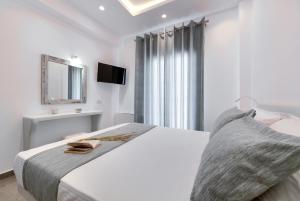 Postel nebo postele na pokoji v ubytování Crystal Villas Santorini