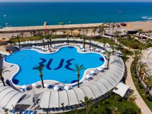 una vista sulla piscina di un resort di TUI BLUE Palm Garden a Kızılağaç