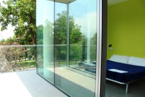 Habitación de cristal con cama y ventana en UBA Hostel, en San Sebastián 33 fotos más