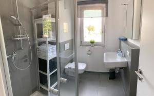 Ένα μπάνιο στο Main Boarding House +25 φωτογραφίες