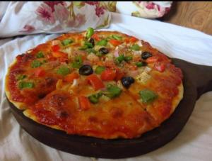een pizza bovenop een tafel bij Hotel Deep Mandir in Jaipur