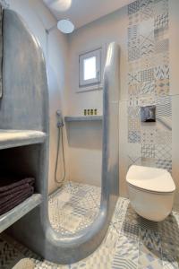 Koupelna v ubytování Crystal Villas Santorini