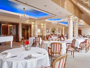 Un restaurante u otro lugar para comer en Grand Hotel Wien