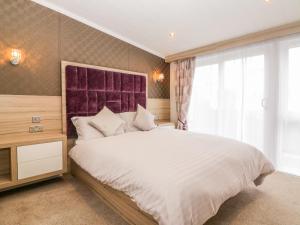 um quarto com uma grande cama branca e uma janela em B26 em Brixham