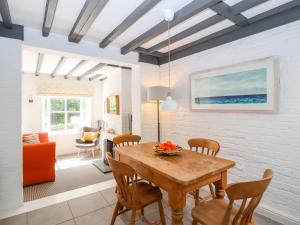 Ruang duduk di Minnow Cottage
