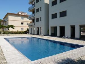 una piscina frente a un edificio en Belvilla by OYO Bon Relax Flat 2, en Sant Pere Pescador