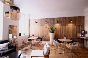 un restaurante con mesas y sillas en una habitación en Hôtel de Tourny - Boutique Hôtel Bordeaux Centre, en Burdeos