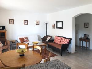 sala de estar con mesa y sillas en Apartment La Sella, en Denia