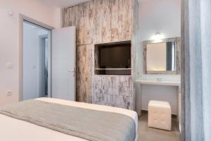 Postel nebo postele na pokoji v ubytování Crystal Villas Santorini
