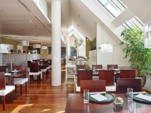 Un restaurante u otro lugar para comer en Grand Hotel Wien