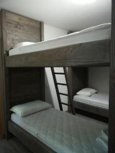 Madonna di Fornelli的住宿－CASA DELLE GUARDIE Rifugio，客房内的两张双层床