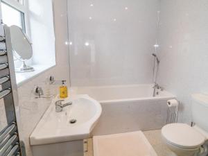 Un baño con lavabo, bañera e inodoro. en Llwyd Coed Canol, en Caernarfon 31 fotos más