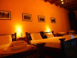 A seating area at Hotel Teloneio