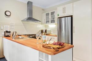 A kitchen or kitchenette at Renmark River Villas and Boats & Bedzzz
