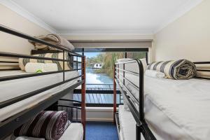 A bunk bed or bunk beds in a room at Renmark River Villas and Boats & Bedzzz