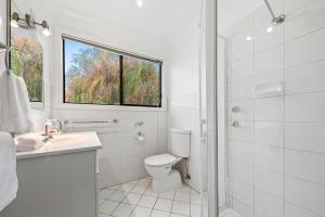 A bathroom at Renmark River Villas and Boats & Bedzzz