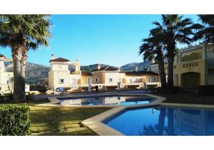 Casa grande con piscina y palmeras en Apartment La Sella, en Denia