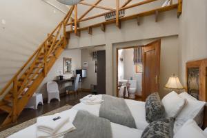- un salon avec 2 lits et un escalier dans l'établissement Mont d'Or Monte Bello Estate, à Bloemfontein