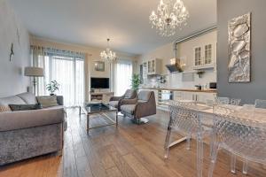 Telewizja i/lub zestaw kina domowego w obiekcie Blue Mandarin Marina
