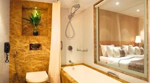 Koupelna v ubytování Hotel Bawa International