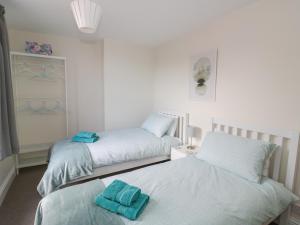מיטה או מיטות בחדר ב-Midsummer Cottage