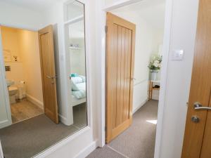 einen Flur mit Spiegel in einem Zimmer in der Unterkunft Midsummer Cottage in Stratford-upon-Avon + 15 Fotos