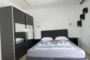 Postel nebo postele na pokoji v ubytování Lux Dalmatia I & R