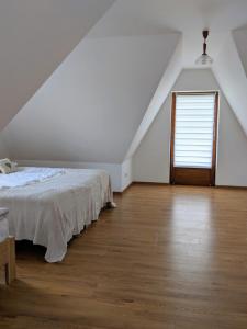 Postel nebo postele na pokoji v ubytování Pokoje Granaty