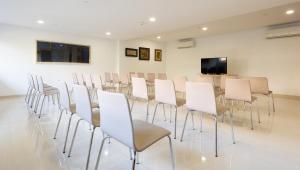 A television and/or entertainment centre at Globales Panamá - Adults Only