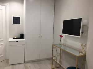 TV a/nebo společenská místnost v ubytování Onira luxury rooms
