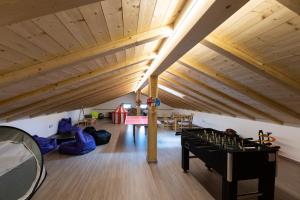 a room with a table and chessboard in a attic at Garnì & Wellness Anderle in Vignola