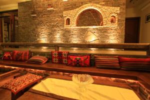 A seating area at Hotel Teloneio