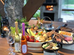 弟子屈町Wakka BBB的一张桌子,上面放着一盘食物和瓶装葡萄酒