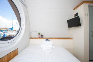 Habitación pequeña con cama y ventana en Samphire Ark 900, en Emsworth