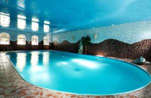 einen großen Pool in einem Zimmer mit blauer Decke in der Unterkunft Art Hotel Pushkino in Puschkino