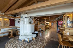 Reštaurácia alebo iné gastronomické zariadenie v ubytovaní Albergo Aurora