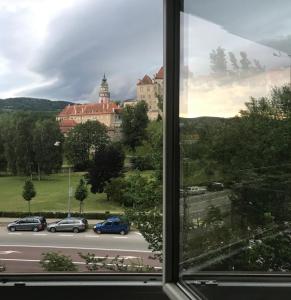 uma vista da cidade a partir de uma janela em Krumlove em Cesky Krumlov
