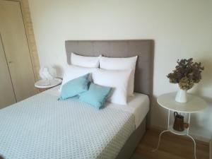 Un pat sau paturi într-o cameră la CAMPO DE SOBARBO - Guest House rural