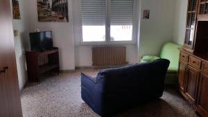 a living room with a couch and a television at Gallipoli, climatizzato, a 100 metri dalla spiaggia in Lido Conchiglie