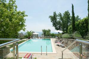 a swimming pool with a view of the ocean at Agriturismo La Marginella in Pescia