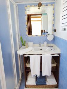 uma casa de banho com lavatório, espelho e toalhas em CASITA NEKAGARDEN em Vigo