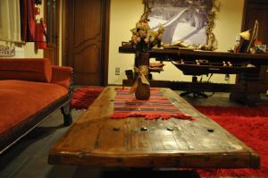 A seating area at Hotel Teloneio
