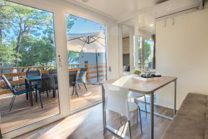 馬卡爾斯卡的住宿－Apartments and Mobile Homes Makarska，厨房以及带桌椅的用餐室。