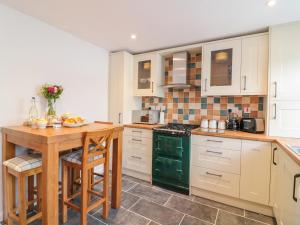 A kitchen or kitchenette at Meadow View Cottage