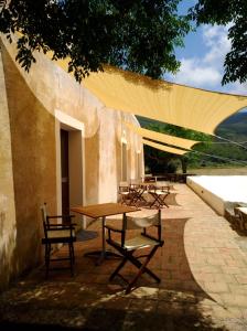 潘泰莱里亚2 Gatti - Sogno的露台上的一组桌椅