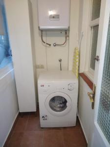 - un lave-linge et un sèche-linge dans une petite salle de bains dans l'établissement YEDRA, à Ourense